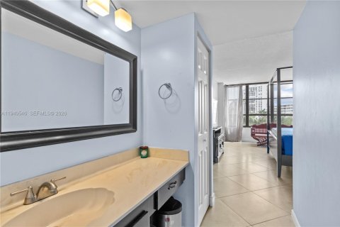 Copropriété à louer à Hallandale Beach, Floride: 2 chambres, 130.06 m2 № 2000688 - photo 15