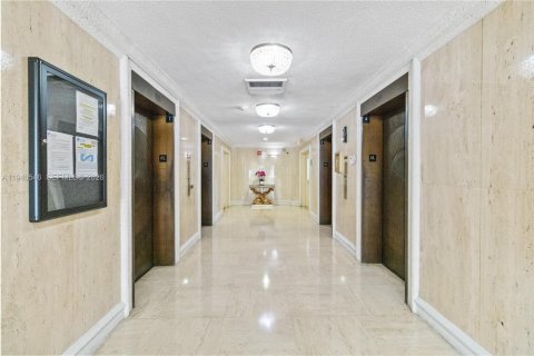 Copropriété à louer à Hallandale Beach, Floride: 2 chambres, 130.06 m2 № 2000688 - photo 17