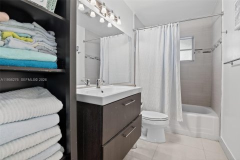 House in Oakland Park, Florida 3 bedrooms, 149.67 sq.m. № 2011870 - photo 27