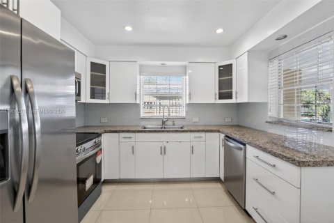 House in Oakland Park, Florida 3 bedrooms, 149.67 sq.m. № 2011870 - photo 14