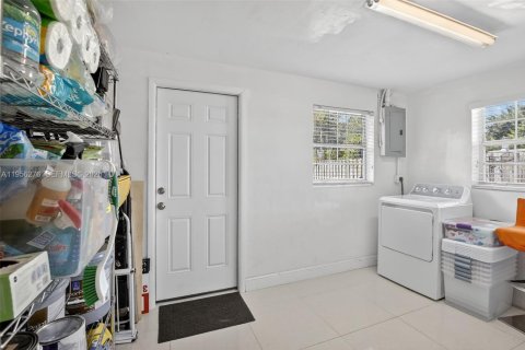 House in Oakland Park, Florida 3 bedrooms, 149.67 sq.m. № 2011870 - photo 28