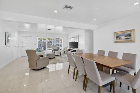 House in Oakland Park, Florida 3 bedrooms, 149.67 sq.m. № 2011870 - photo 9