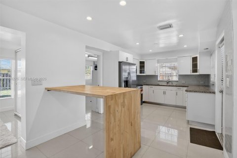 House in Oakland Park, Florida 3 bedrooms, 149.67 sq.m. № 2011870 - photo 16