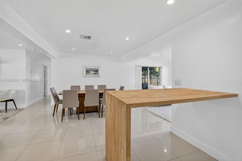 House in Oakland Park, Florida 3 bedrooms, 149.67 sq.m. № 2011870 - photo 17