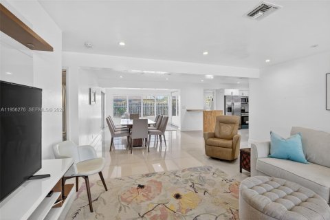 House in Oakland Park, Florida 3 bedrooms, 149.67 sq.m. № 2011870 - photo 6