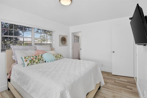 House in Oakland Park, Florida 3 bedrooms, 149.67 sq.m. № 2011870 - photo 20