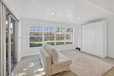 House in Oakland Park, Florida 3 bedrooms, 149.67 sq.m. № 2011870 - photo 10