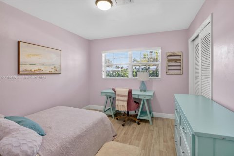 House in Oakland Park, Florida 3 bedrooms, 149.67 sq.m. № 2011870 - photo 25