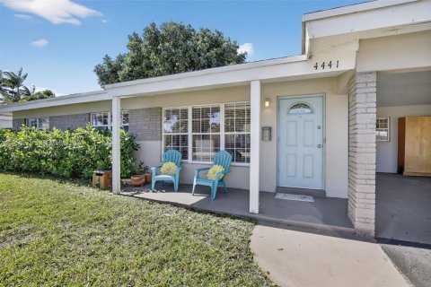 House in Oakland Park, Florida 3 bedrooms, 149.67 sq.m. № 2011870 - photo 2