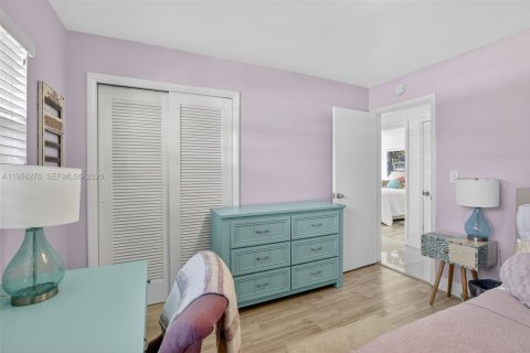 House in Oakland Park, Florida 3 bedrooms, 149.67 sq.m. № 2011870 - photo 26