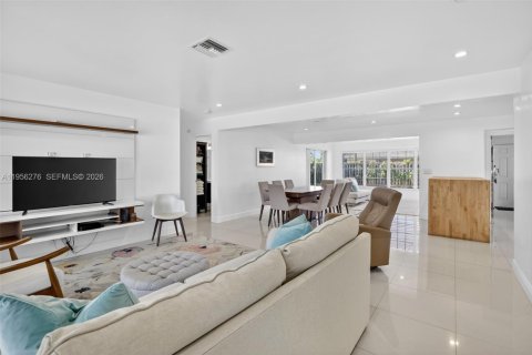 House in Oakland Park, Florida 3 bedrooms, 149.67 sq.m. № 2011870 - photo 3