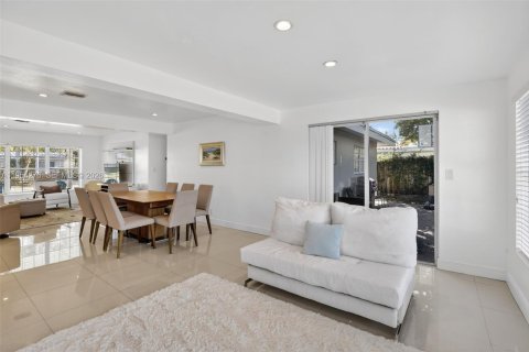 House in Oakland Park, Florida 3 bedrooms, 149.67 sq.m. № 2011870 - photo 12