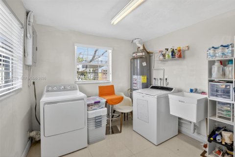 House in Oakland Park, Florida 3 bedrooms, 149.67 sq.m. № 2011870 - photo 29