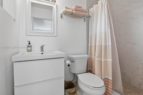 House in Oakland Park, Florida 3 bedrooms, 149.67 sq.m. № 2011870 - photo 22