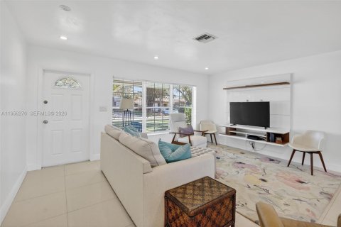 House in Oakland Park, Florida 3 bedrooms, 149.67 sq.m. № 2011870 - photo 4