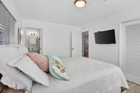 House in Oakland Park, Florida 3 bedrooms, 149.67 sq.m. № 2011870 - photo 21