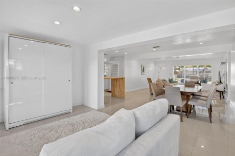 House in Oakland Park, Florida 3 bedrooms, 149.67 sq.m. № 2011870 - photo 11