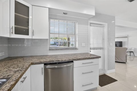 House in Oakland Park, Florida 3 bedrooms, 149.67 sq.m. № 2011870 - photo 15