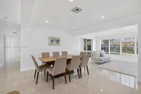 House in Oakland Park, Florida 3 bedrooms, 149.67 sq.m. № 2011870 - photo 8