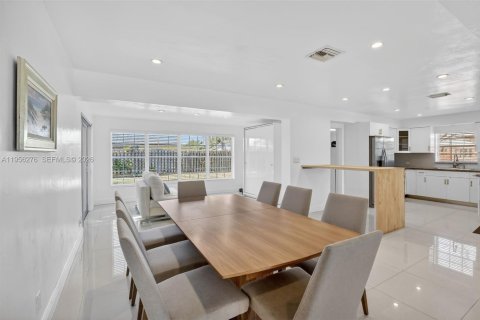 House in Oakland Park, Florida 3 bedrooms, 149.67 sq.m. № 2011870 - photo 7