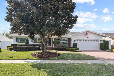 House in Winter Park, Florida 3 bedrooms, 169.73 sq.m. № 1517396 - photo 1