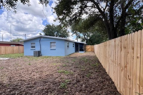 House in Tampa, Florida 4 bedrooms, 113.06 sq.m. № 2304388 - photo 23