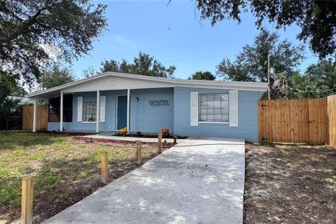 House in Tampa, Florida 4 bedrooms, 113.06 sq.m. № 2304388 - photo 2