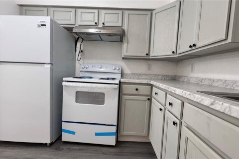 House in Tampa, Florida 4 bedrooms, 113.06 sq.m. № 2304388 - photo 7
