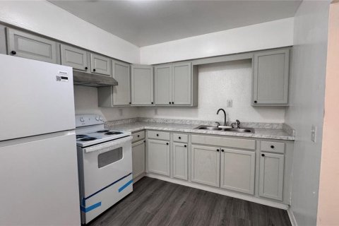 House in Tampa, Florida 4 bedrooms, 113.06 sq.m. № 2304388 - photo 6