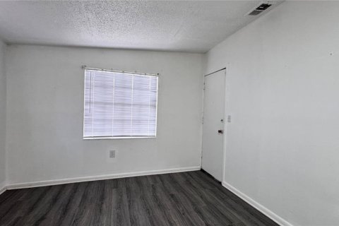 House in Tampa, Florida 4 bedrooms, 113.06 sq.m. № 2304388 - photo 11