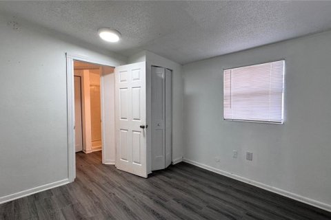 House in Tampa, Florida 4 bedrooms, 113.06 sq.m. № 2304388 - photo 13