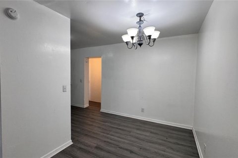 House in Tampa, Florida 4 bedrooms, 113.06 sq.m. № 2304388 - photo 3