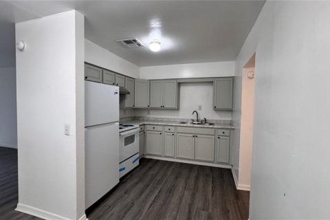 House in Tampa, Florida 4 bedrooms, 113.06 sq.m. № 2304388 - photo 5