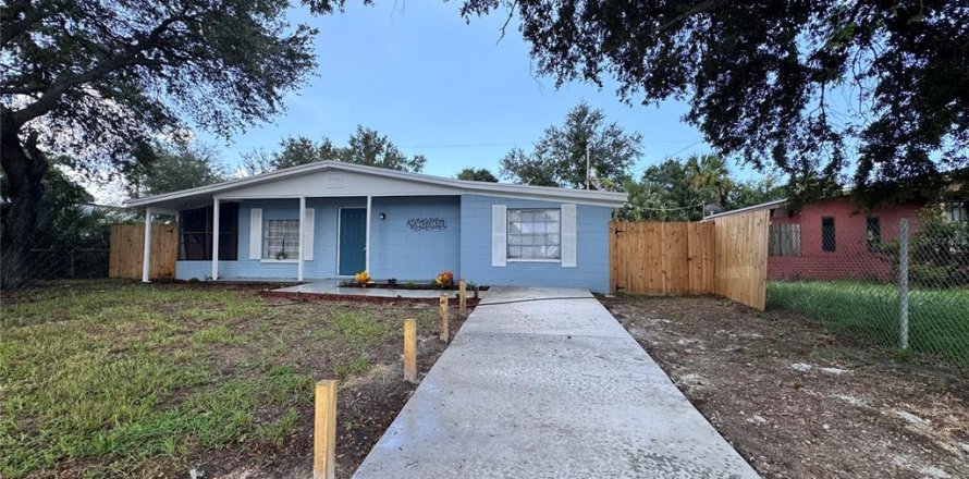 House in Tampa, Florida 4 bedrooms, 113.06 sq.m. № 2304388