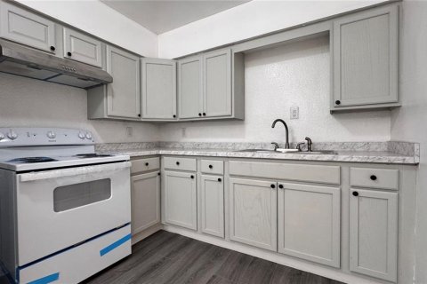 House in Tampa, Florida 4 bedrooms, 113.06 sq.m. № 2304388 - photo 8