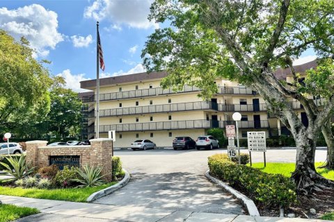 Condo in Plantation, Florida, 2 bedrooms  № 1222691 - photo 1