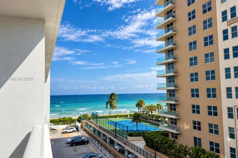 Copropriété à louer à Hallandale Beach, Floride: 1 chambre, 92.25 m2 № 2423292 - photo 2