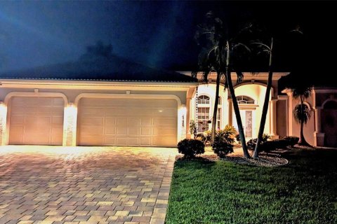 House in Cape Coral, Florida 4 bedrooms, 238.11 sq.m. № 1620300 - photo 3