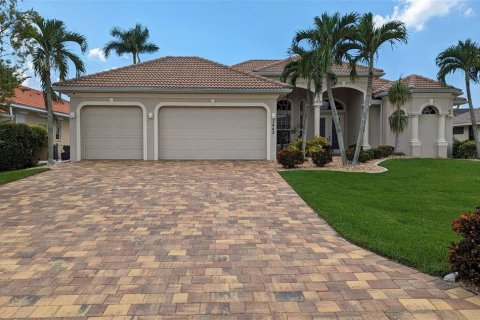 House in Cape Coral, Florida 4 bedrooms, 238.11 sq.m. № 1620300 - photo 2