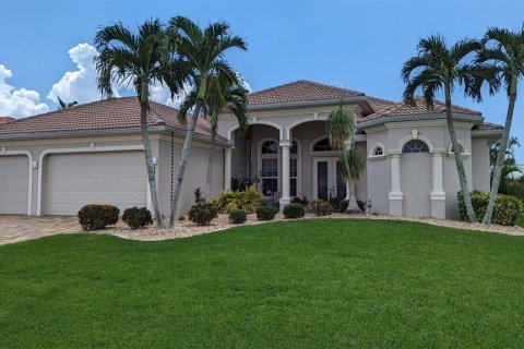 House in Cape Coral, Florida 4 bedrooms, 238.11 sq.m. № 1620300 - photo 1