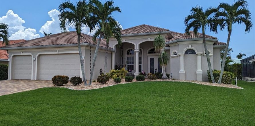 House in Cape Coral, Florida 4 bedrooms, 238.11 sq.m. № 1620300
