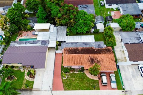 Villa ou maison à vendre à Miami, Floride: 3 chambres, 153.38 m2 № 2055380 - photo 3