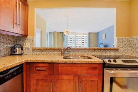 Condo in Miami Beach, Florida, 1 bedroom  № 1790908 - photo 3