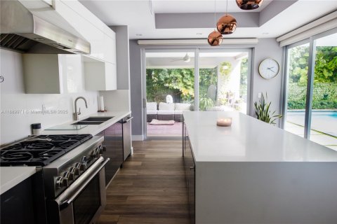 Villa ou maison à louer à Miami, Floride: 5 chambres, 451.78 m2 № 1939246 - photo 9