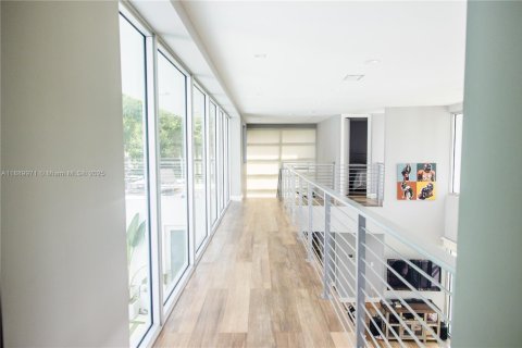 Villa ou maison à louer à Miami, Floride: 5 chambres, 451.78 m2 № 1939246 - photo 19