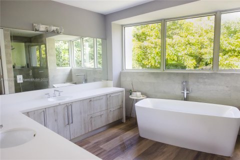 Villa ou maison à louer à Miami, Floride: 5 chambres, 451.78 m2 № 1939246 - photo 13