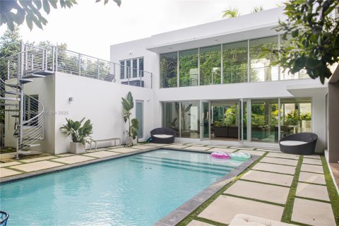 Villa ou maison à Miami, Floride 5 chambres, 451.78 m2 № 1939246