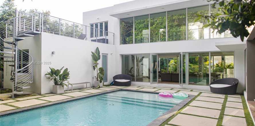Villa ou maison à Miami, Floride 5 chambres, 451.78 m2 № 1939246