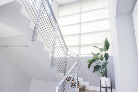 Villa ou maison à louer à Miami, Floride: 5 chambres, 451.78 m2 № 1939246 - photo 22