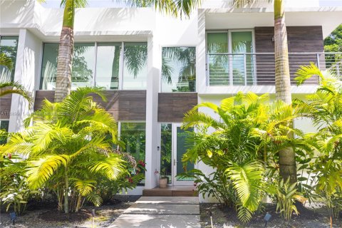 Villa ou maison à louer à Miami, Floride: 5 chambres, 451.78 m2 № 1939246 - photo 7